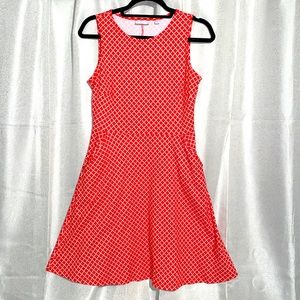 New York and Company Fitted Waist Shift Dress with Pockets. Size Small.